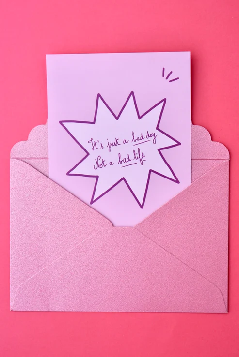 postal personalizada con sobre rosa y mensaje ilustrado motivacional