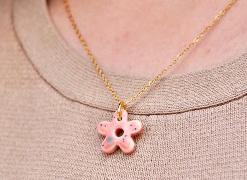 collares de ceramica para mujer sobre cuello. Regalo único para mujeres
